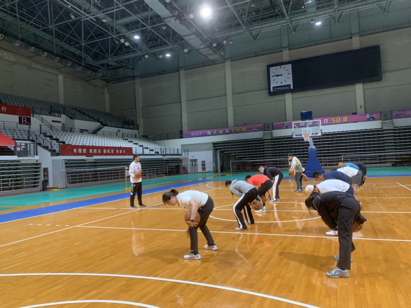 NBA交易市场动态：湖人完成签约,